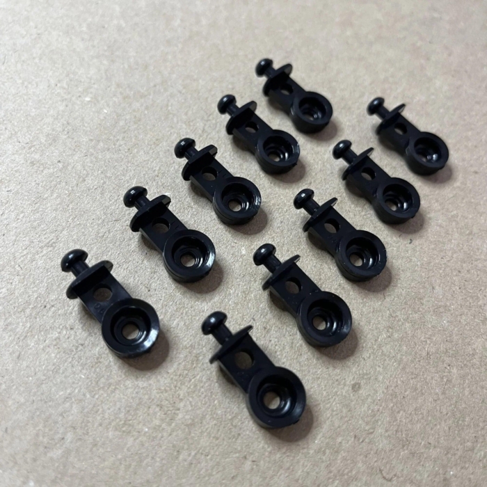 Specially designed for Peterbilt 579 trucks, this genuine replacement set of Curtain Sliders and Clips are the perfect solution to efficiently secure the heavy duty curtain. Made to the highest quality, they provide a secure and safe fitment.